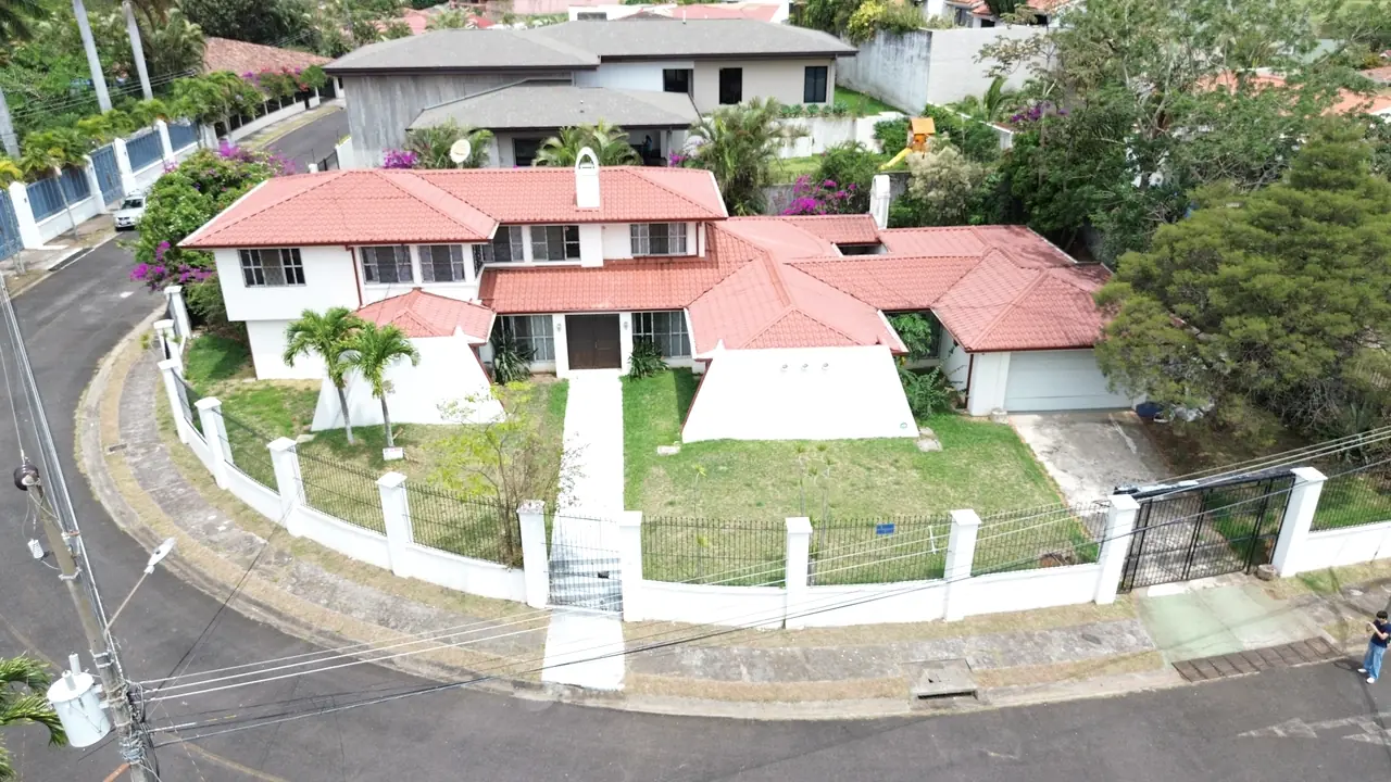 Vista aérea de una casa residencial con jardín en Cariari, Heredia
