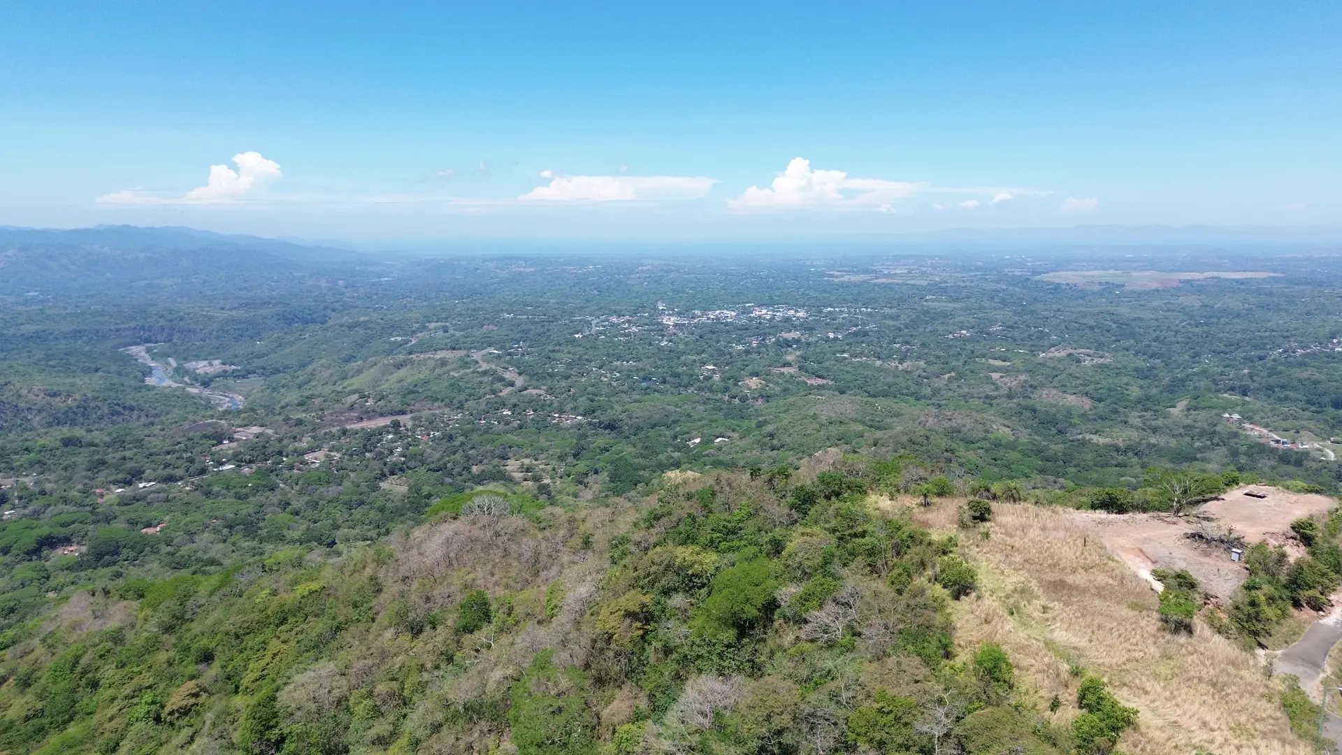Panorámica aérea del Valle Central de Costa Rica con poblados entre montañas