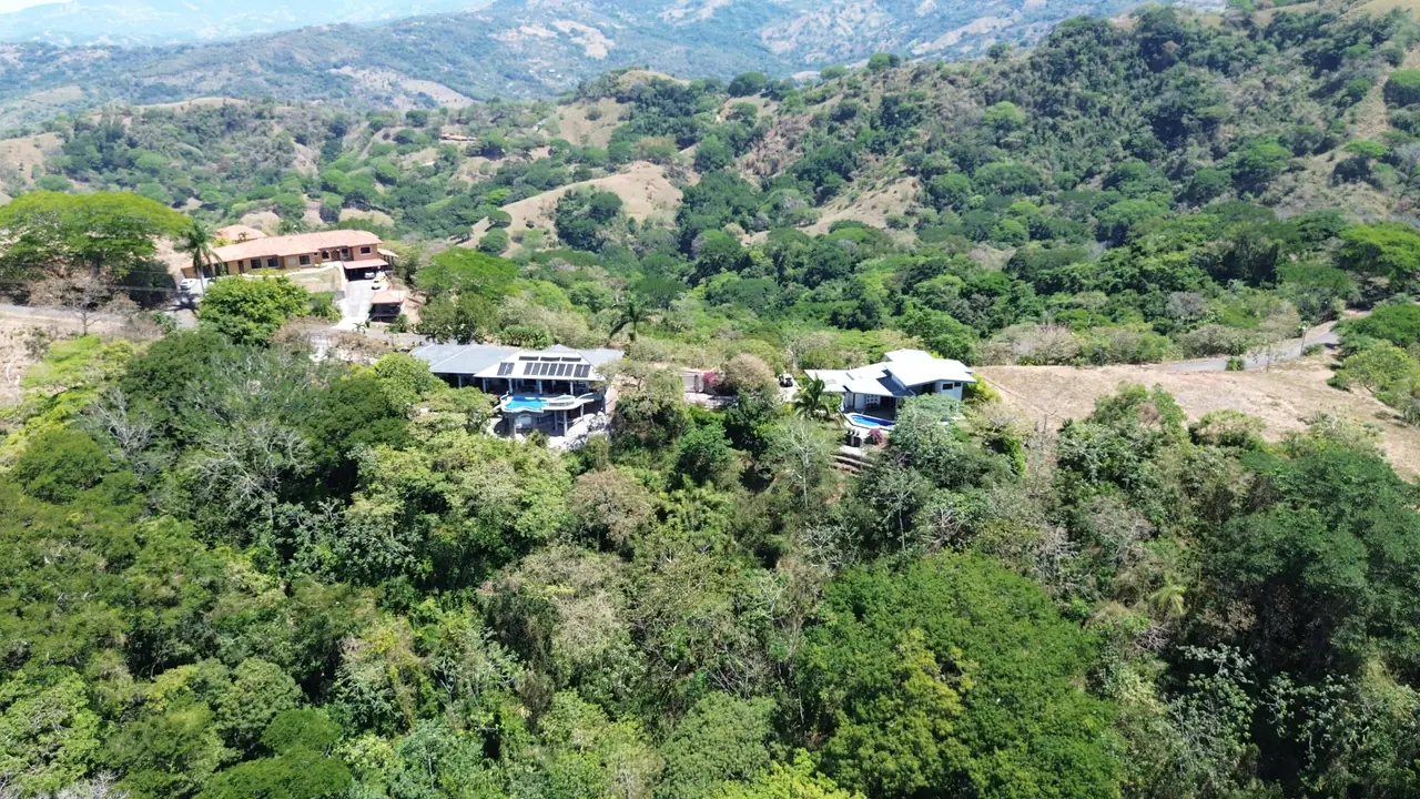 Casa sobre una ladera con piscina y vista al valle en Orotina, Alajuela