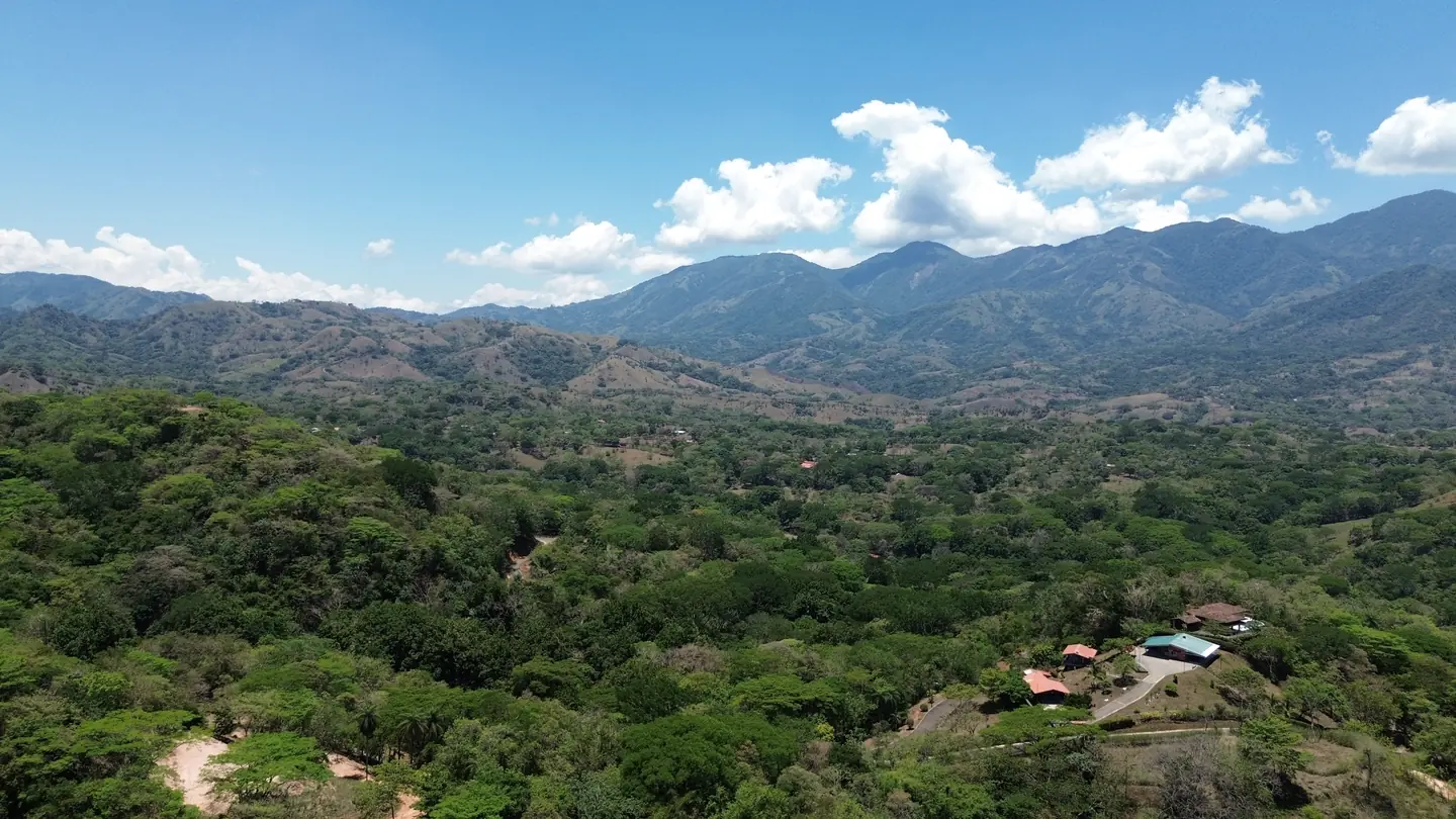 Valle y montañas de Costa Rica vistos desde el aire, con una propiedad entre la vegetación